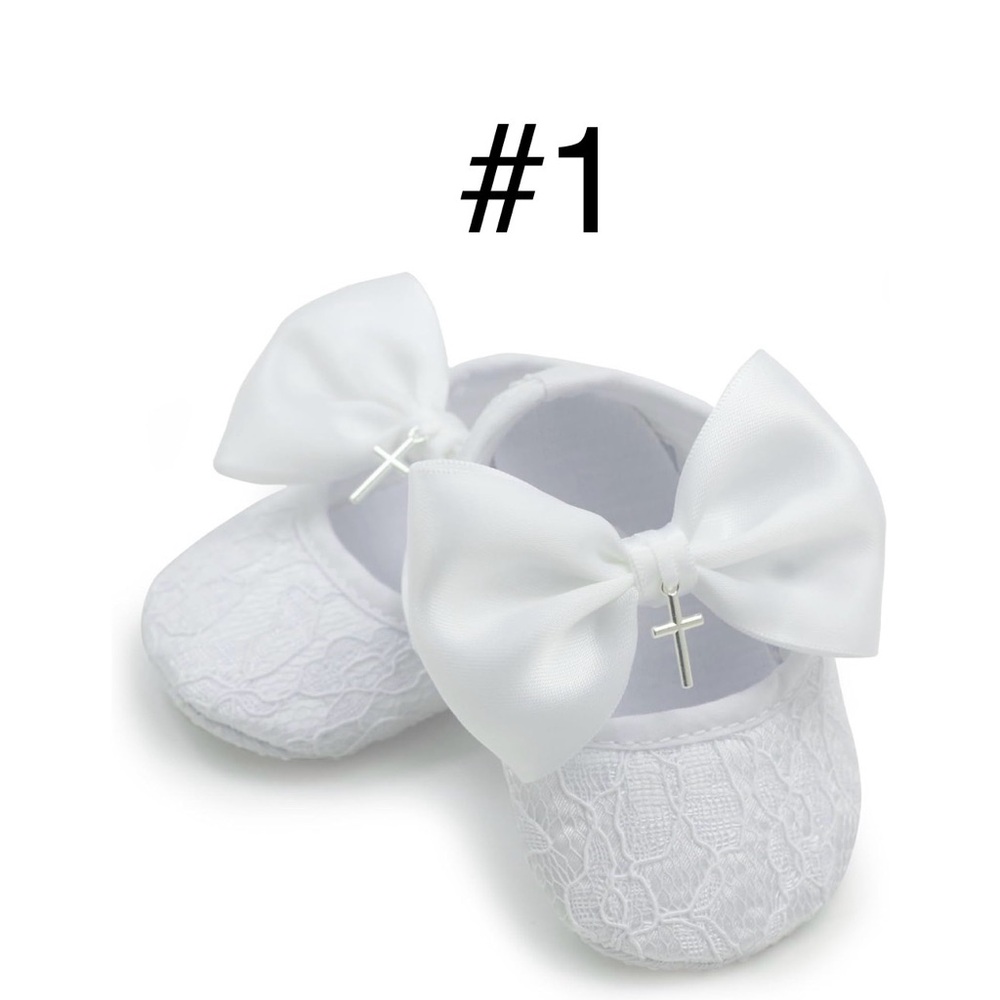 Three different shoe designs, let me know witch ones and what size you want.